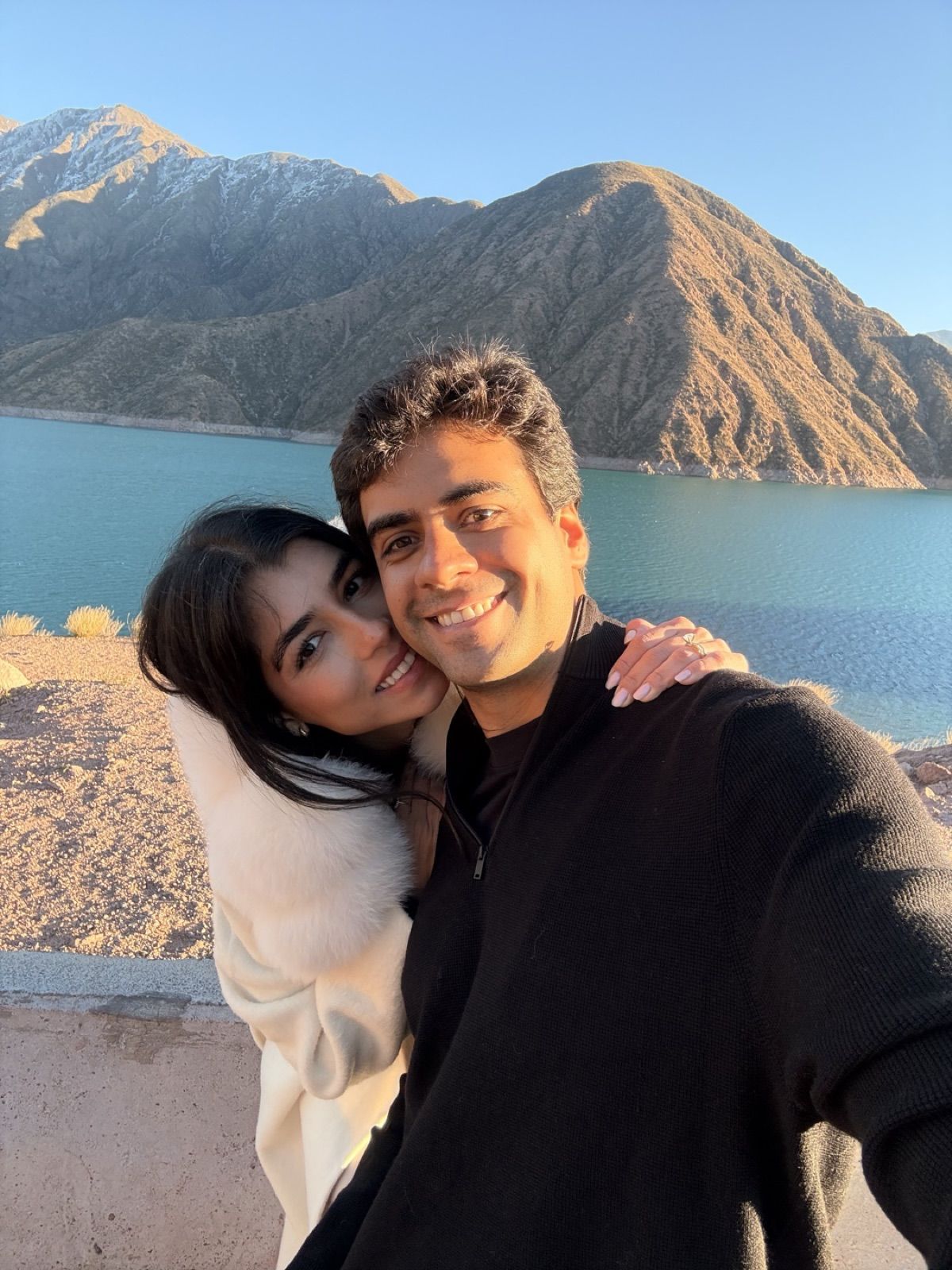 Gabriela e José em Potrerillos, com o lago e a cordilheira