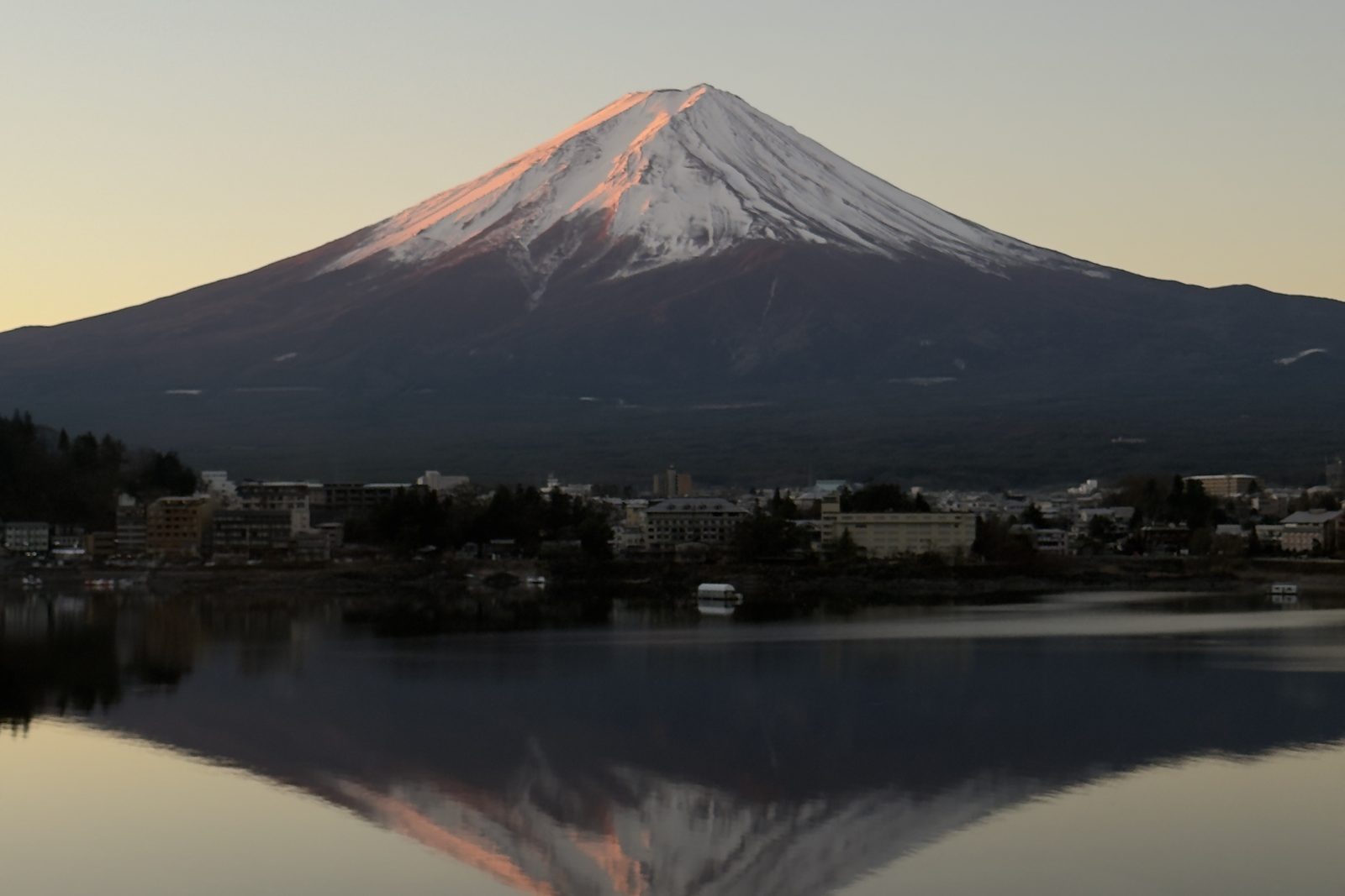 Monte Fuji refletido no lago, ao amanhecer